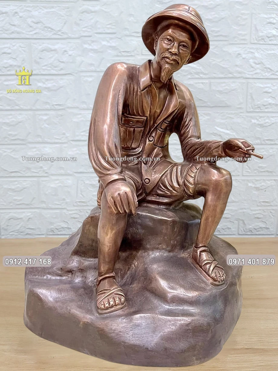 Toàn bộ bề mặt bức tượng được làm màu cổ uy nghiêm